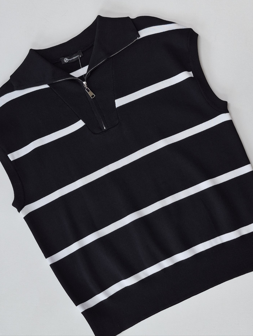 NWT Sleeveless Sweater Collared Zipper Black With White Stripes